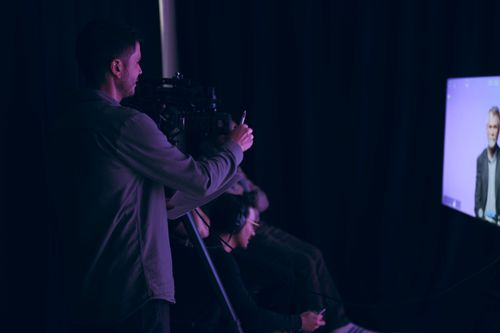 Antoine Bortolotti supervise la production audiovisuelle d'une interview pour l'agence weplus