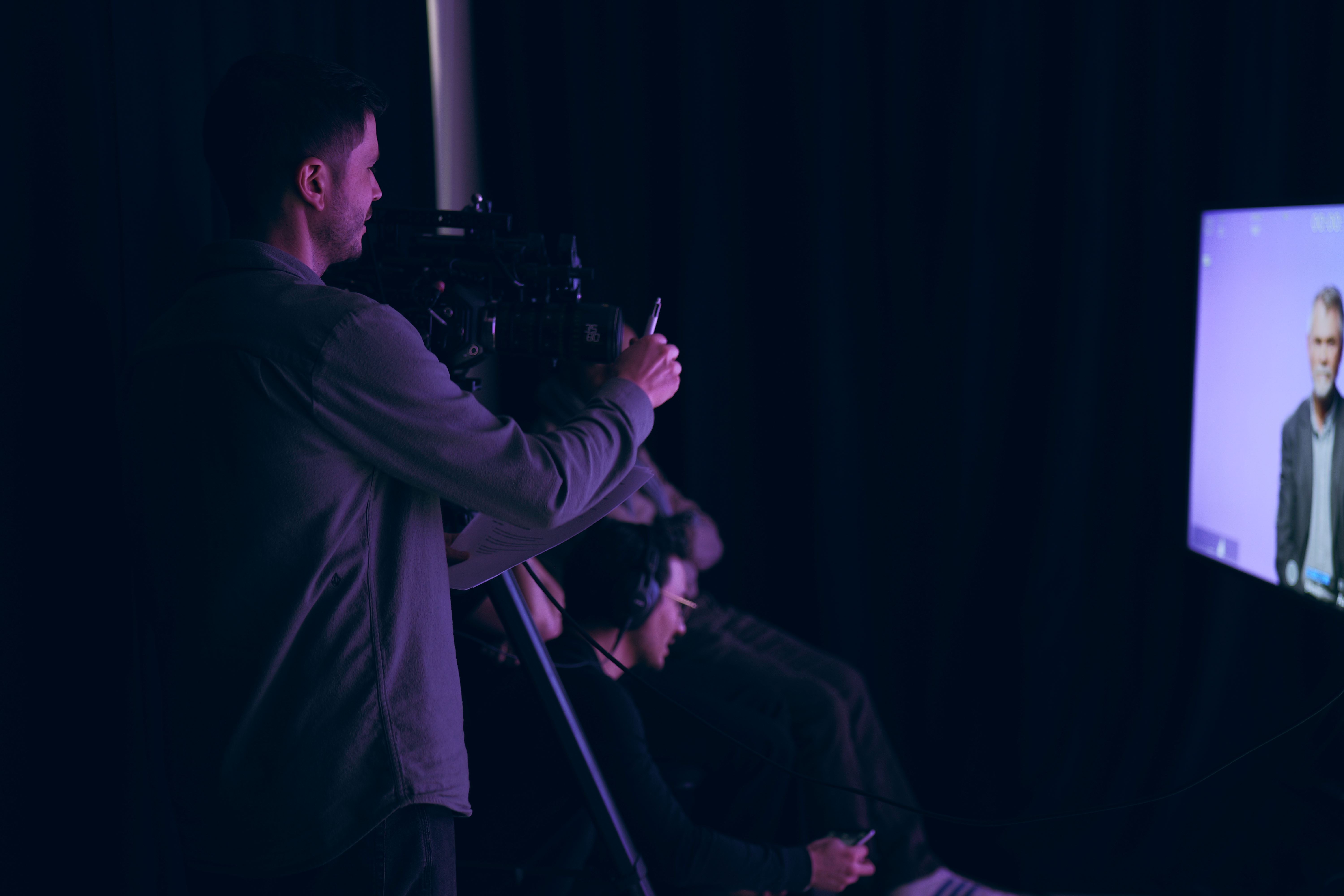 Antoine Bortolotti supervise la production audiovisuelle d'une interview pour l'agence weplus