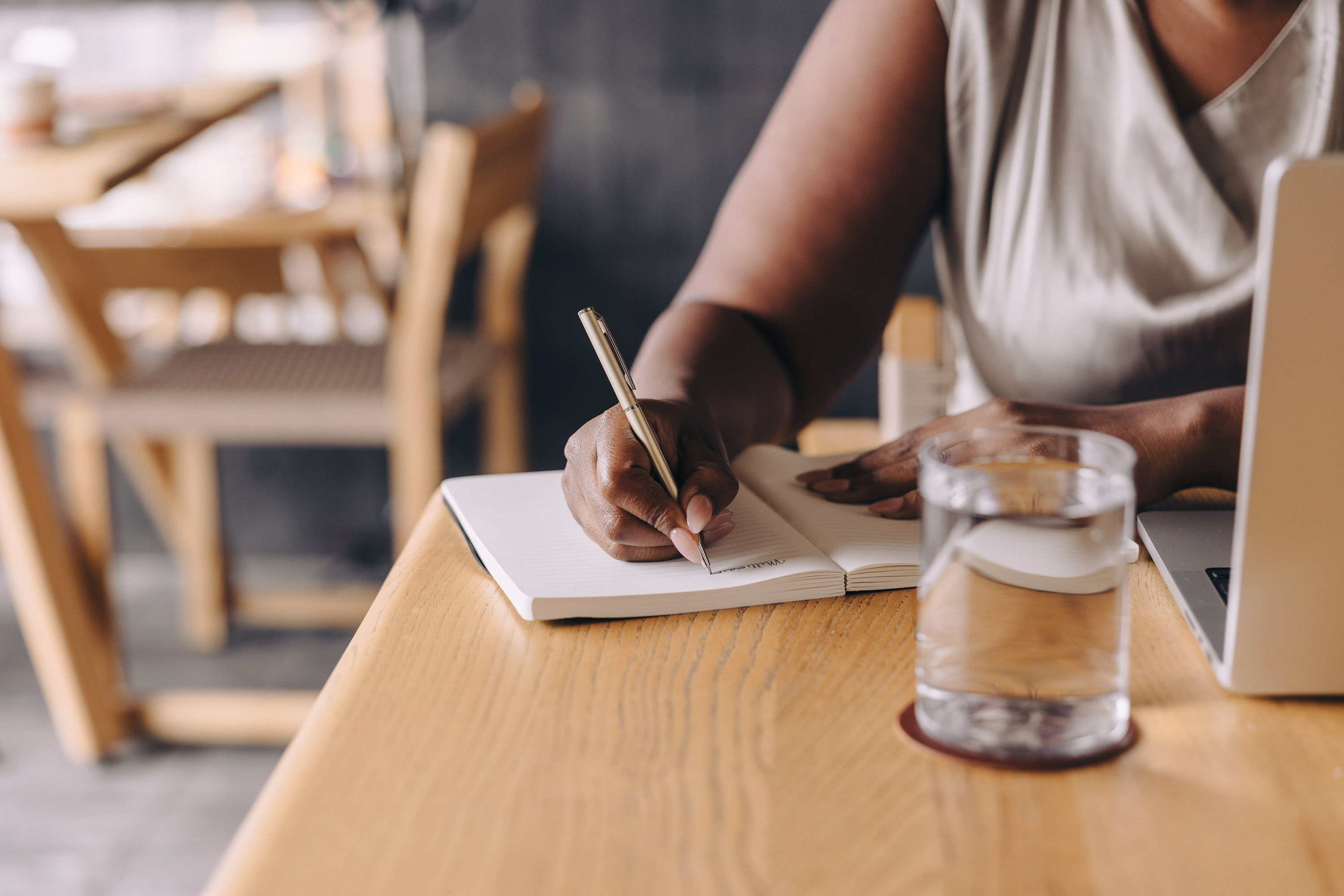 5 Tips to Create Scroll-Stopping Social Media Hooks