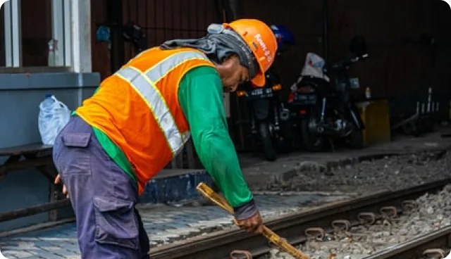 Bauarbeiter in Warnweste auf einer Baustelle, Sinnbild für das individuelle Arbeitsrecht