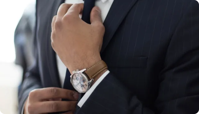 Mann im Anzug mit Armbanduhr, Sinnbild für die Durchsetzung und Abwehr von Ansprüchen