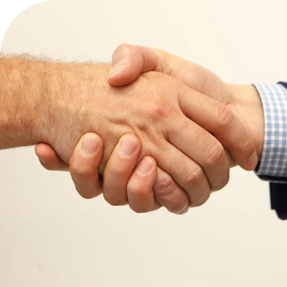 Handschlag zwischen zwei Personen als Zeichen für eine verlässliche Beratung