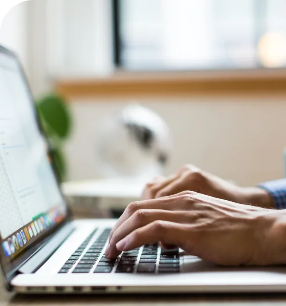 Hände tippen auf einer Laptoptastatur, Sinnbild für das individuelle Arbeitsrecht