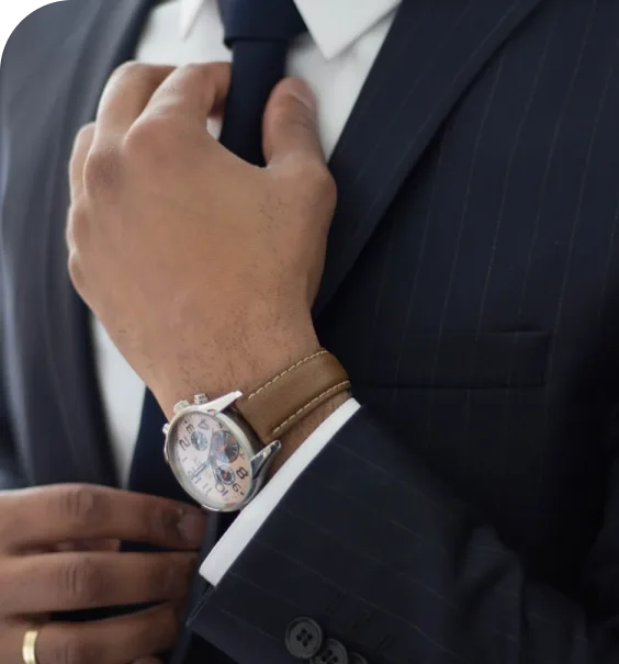 Mann im Anzug mit Armbanduhr, Sinnbild für die Durchsetzung und Abwehr von Ansprüchen