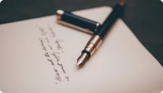 Füllfederhalter auf einem Schriftstück, Sinnbild für notarielle Beurkundungen