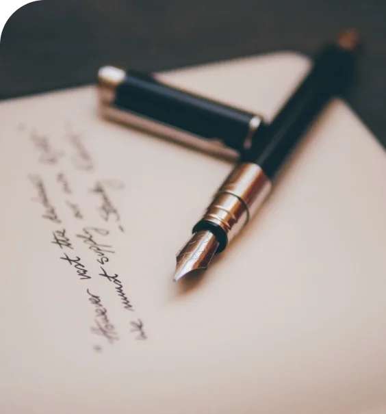 Füllfederhalter auf einem Schriftstück, Sinnbild für notarielle Beurkundungen