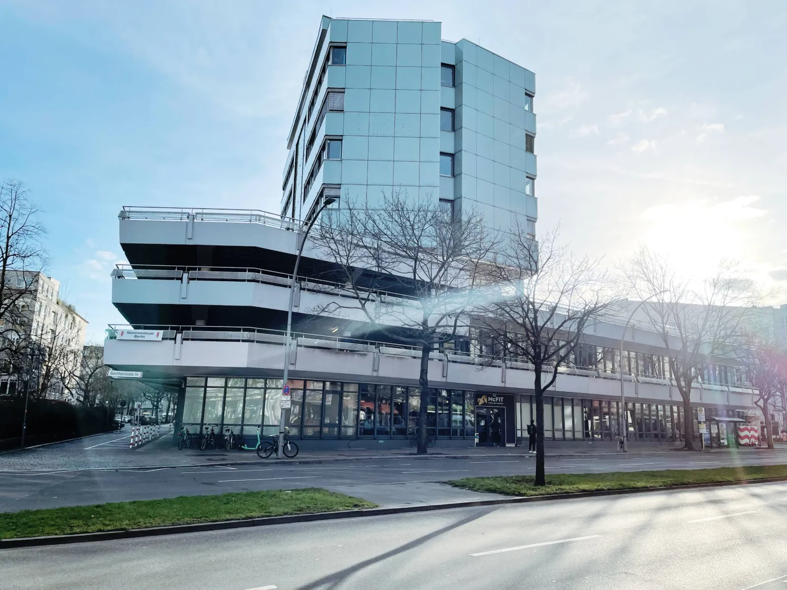 Modernes Bürogebäude mit geschwungener Glasfassade in Berlin-Wilmersdorf