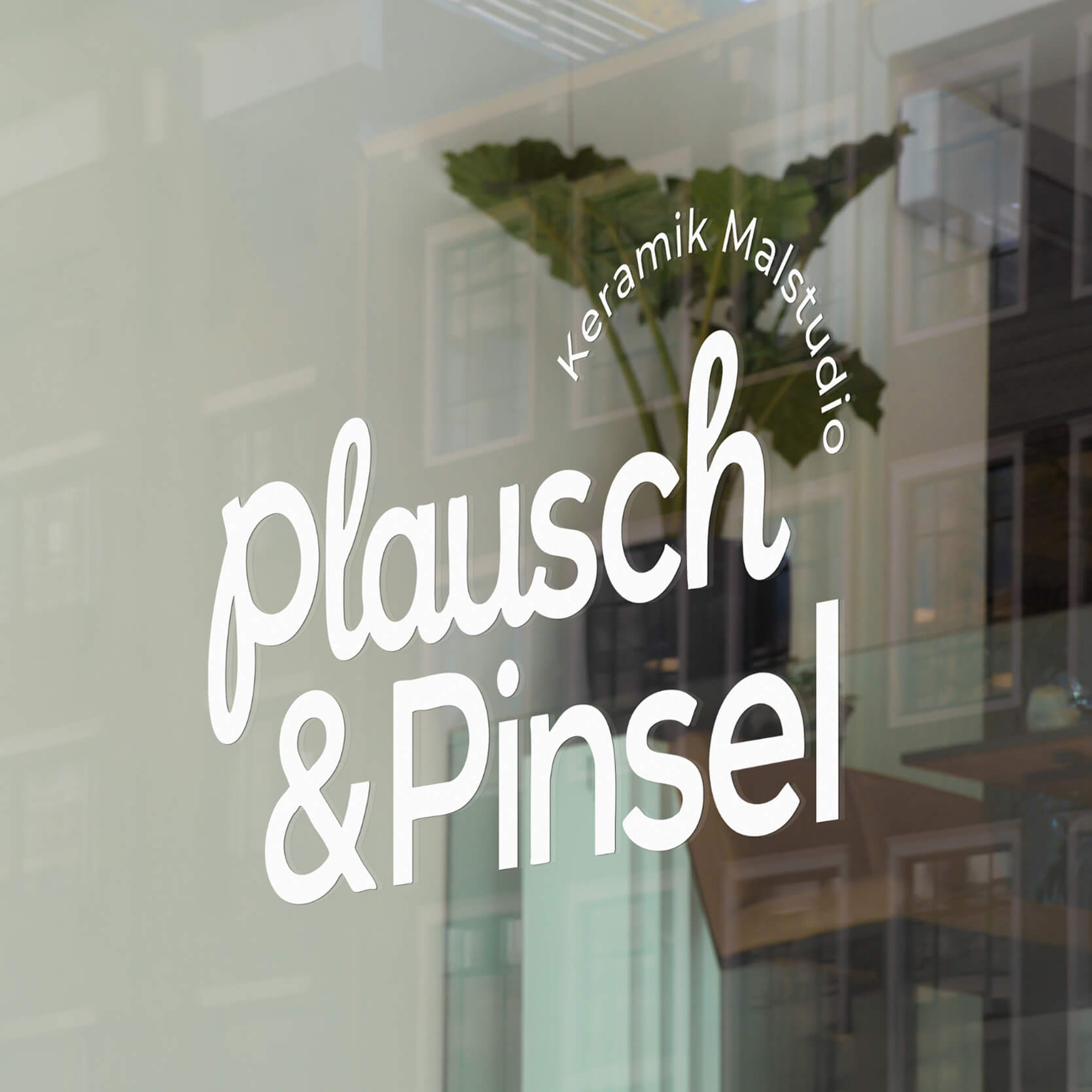 Shop window with the Plausch & Pinsel lettering, a ceramic painting studio