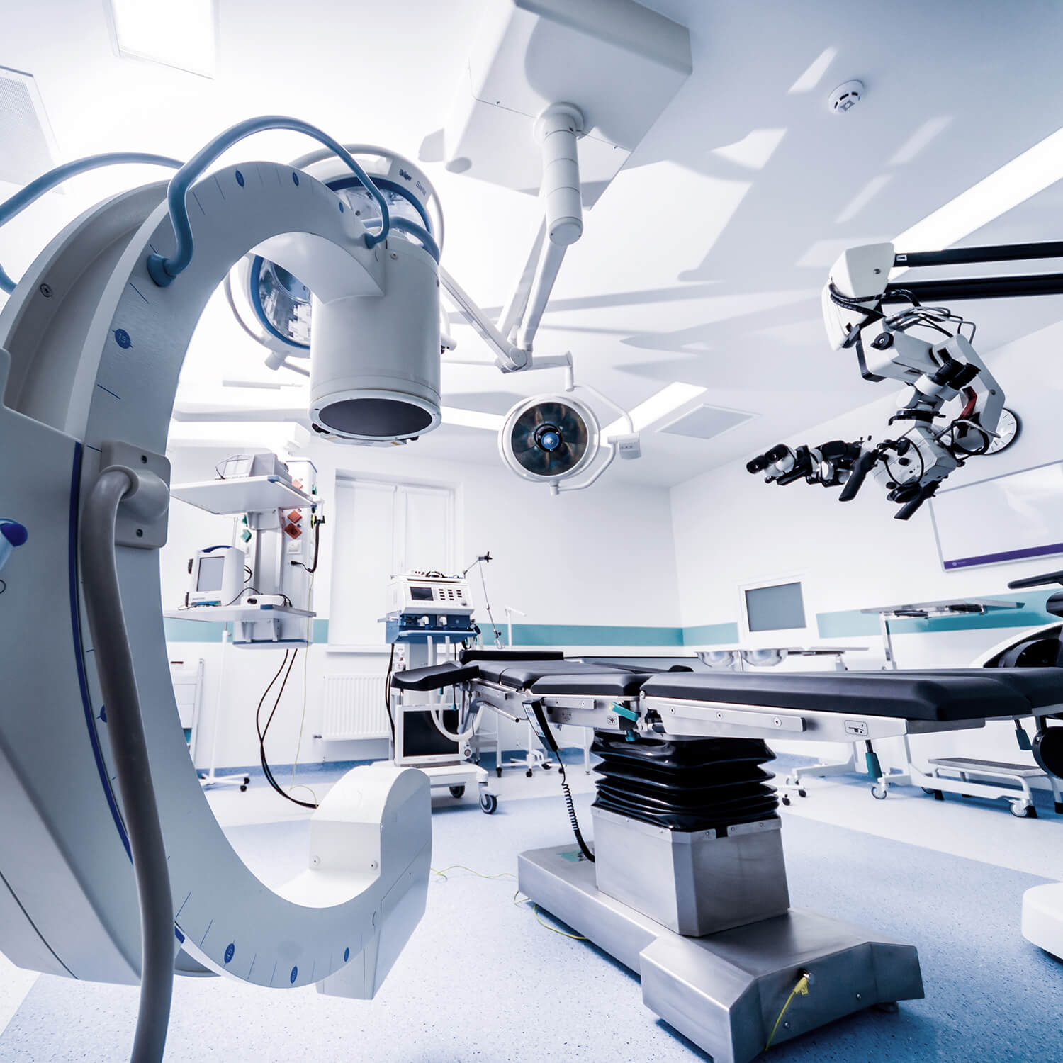 Operationssaal mit medizintechnischen Geräten