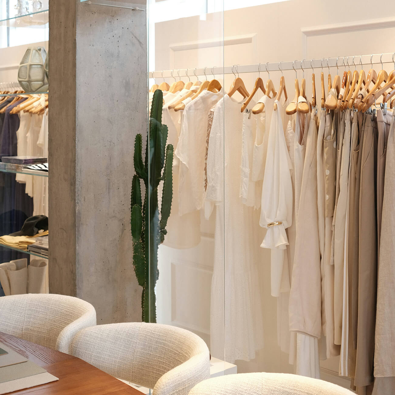 Modegeschäft mit heller Kleidung auf der Stange
