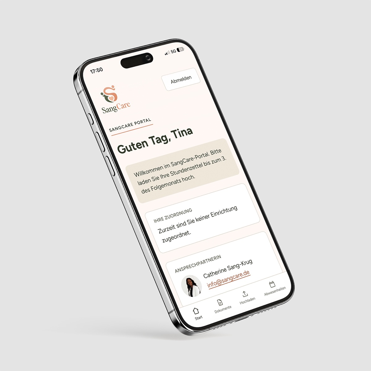 Smartphone mit dem SangCare-Mitarbeiterportal, Ansicht „Meine Abwesenheiten“