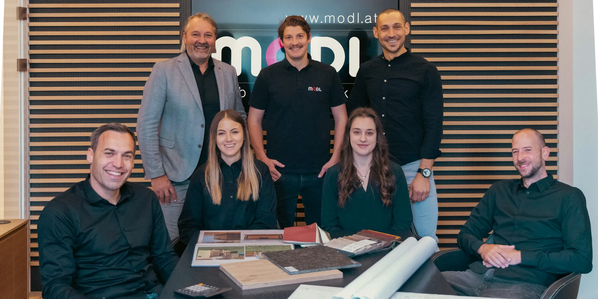 Ein Gruppenfoto einer Firma in einem Büro