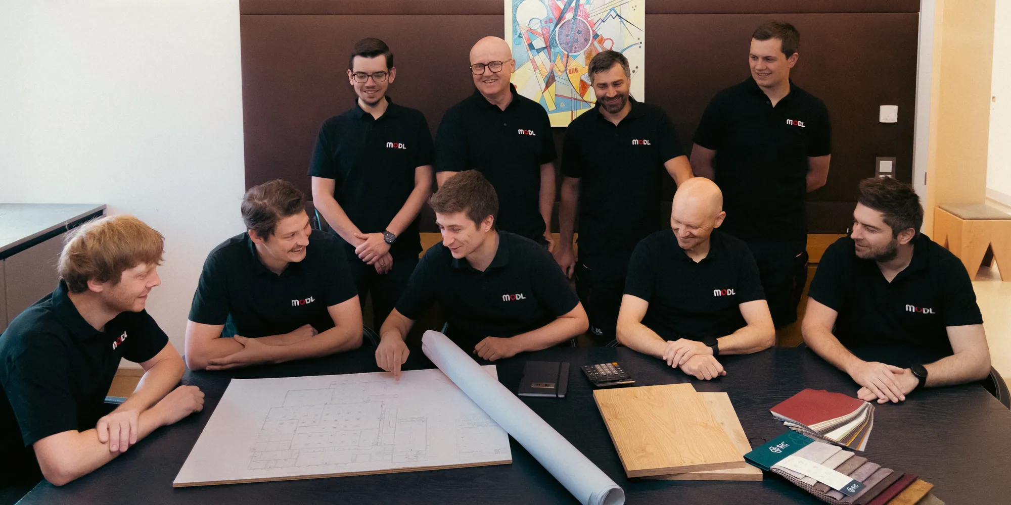 Ein Gruppenfoto einer Tischlerei in einem Büro