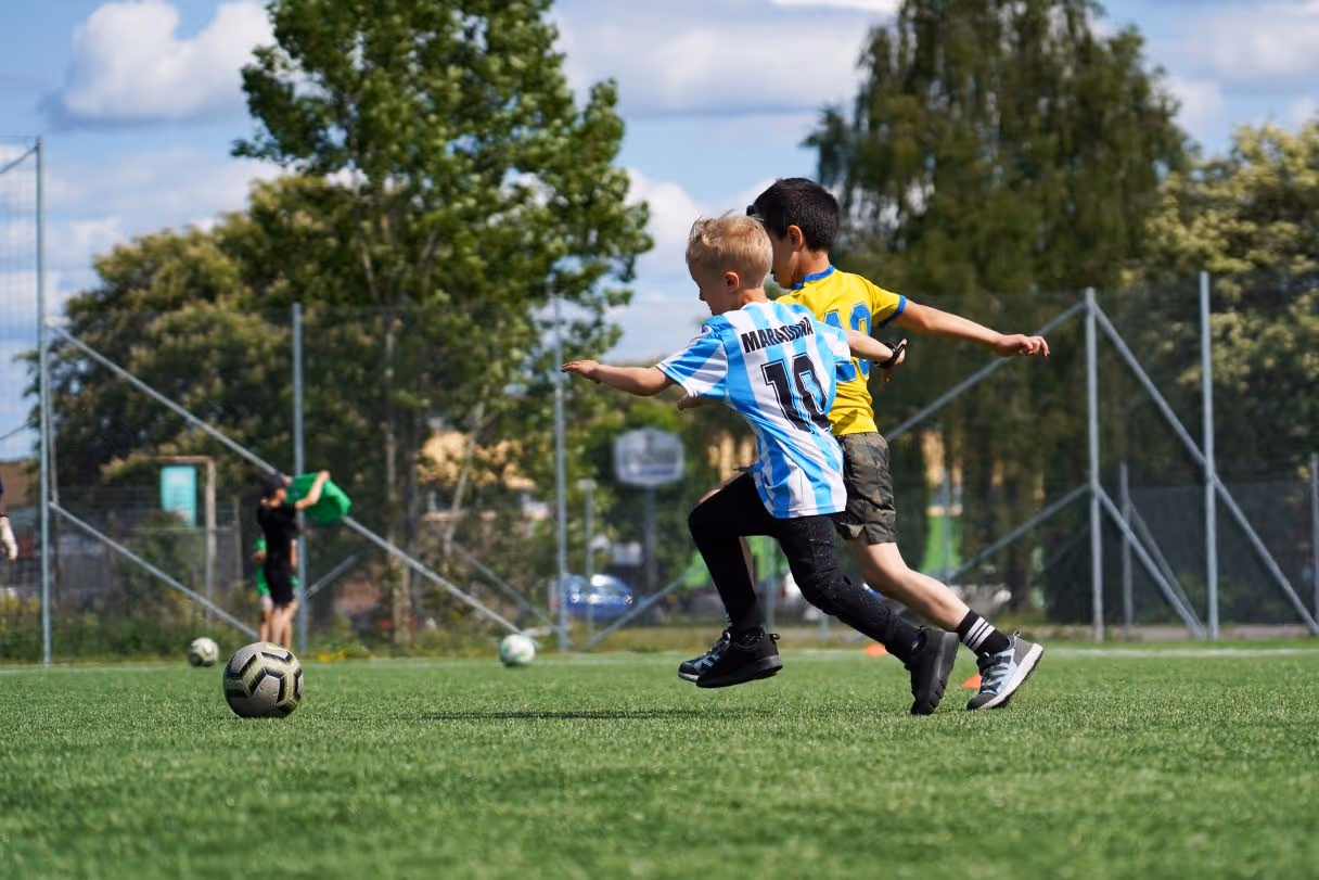barn som spelar fotboll 