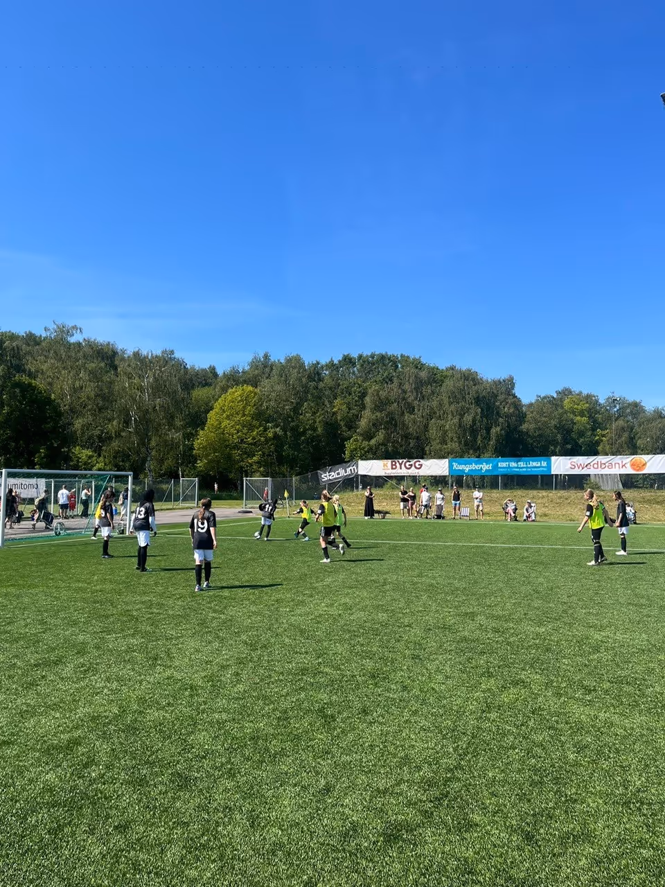 Barnen är uppställda efter matchen - tackar varandra 