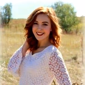 Lauren Bates Headshot