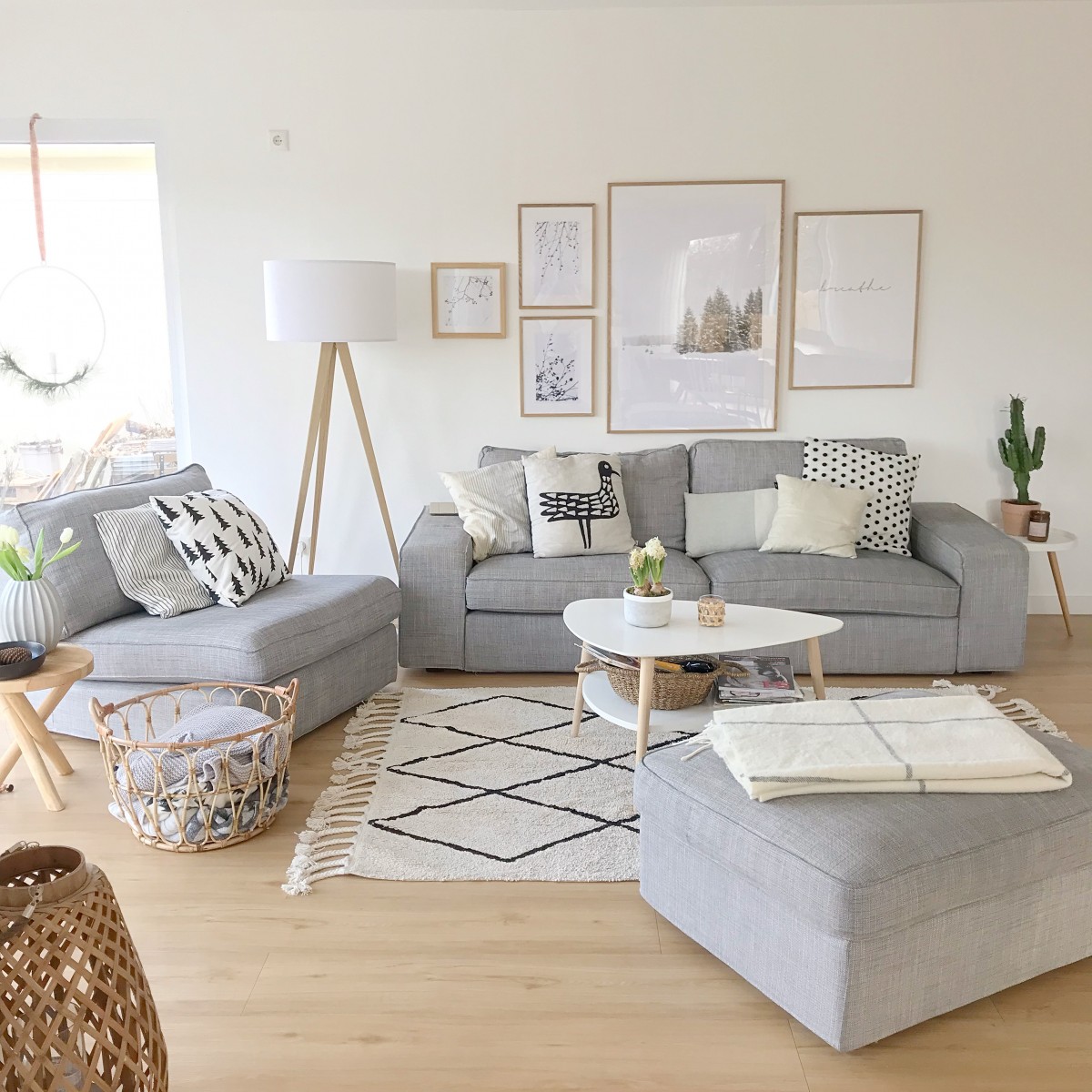 Mimi's Zuhause ist hell erleuchtet von hellem Holz und weißer Farbe.