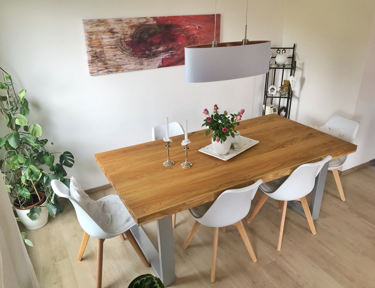 Holztisch mit Platz für 6 Personen. Tiny House Ausstellung Karlsruhe
