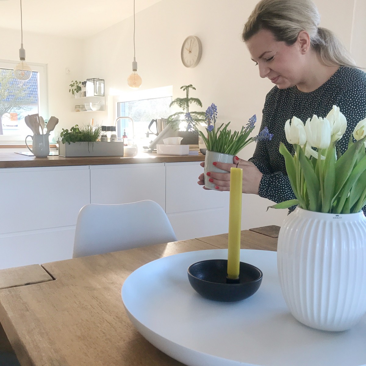 Mimi's Zuhause ist hell erleuchtet von hellem Holz und weißer Farbe.