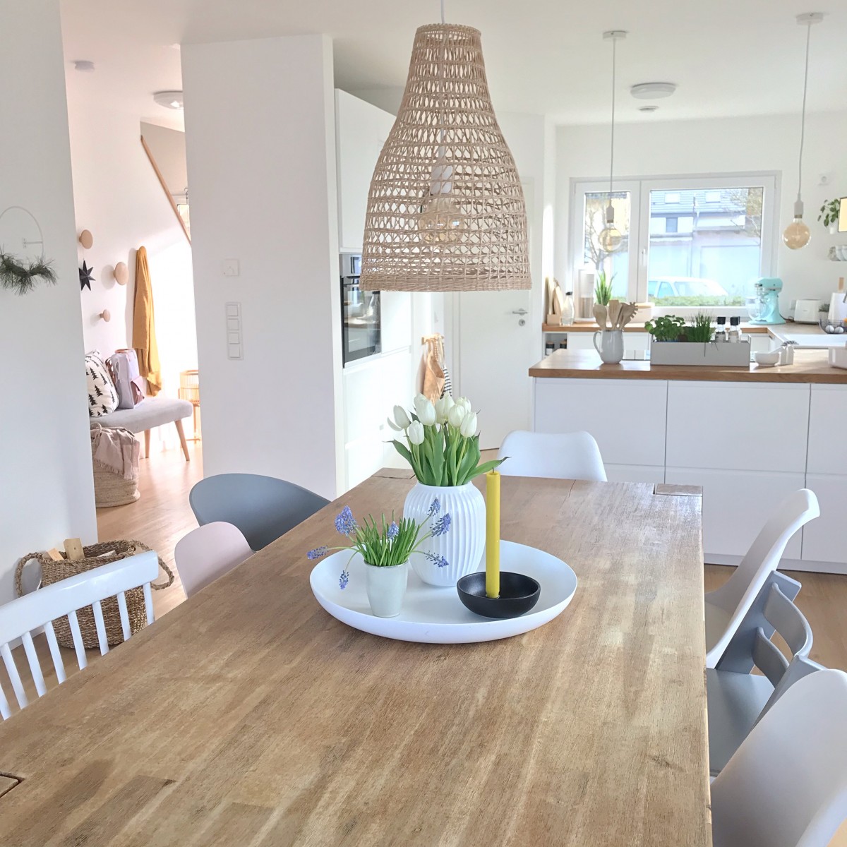 Mimi's Zuhause ist hell erleuchtet von hellem Holz und weißer Farbe.