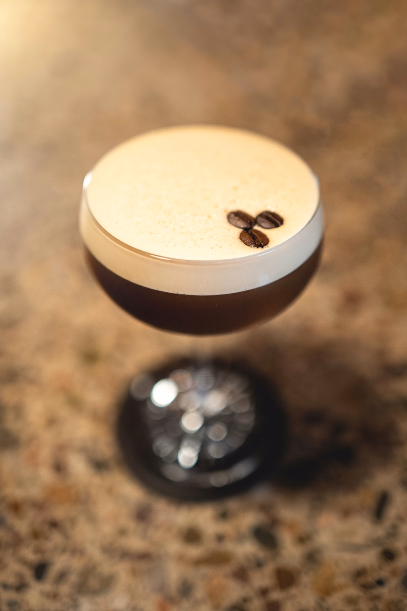 Espresso Martini mit Kaffeebohnen