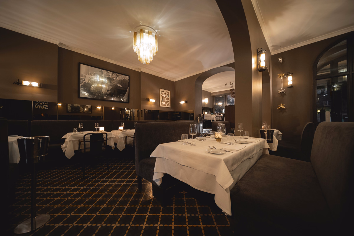Restaurantbereich mit weißen Tischdecken