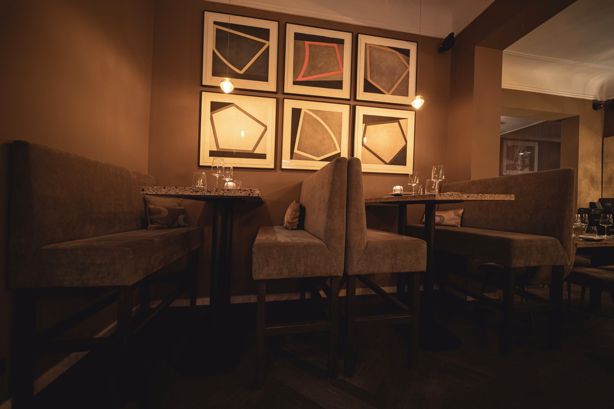 Restaurantbereich mit Polsterbänken