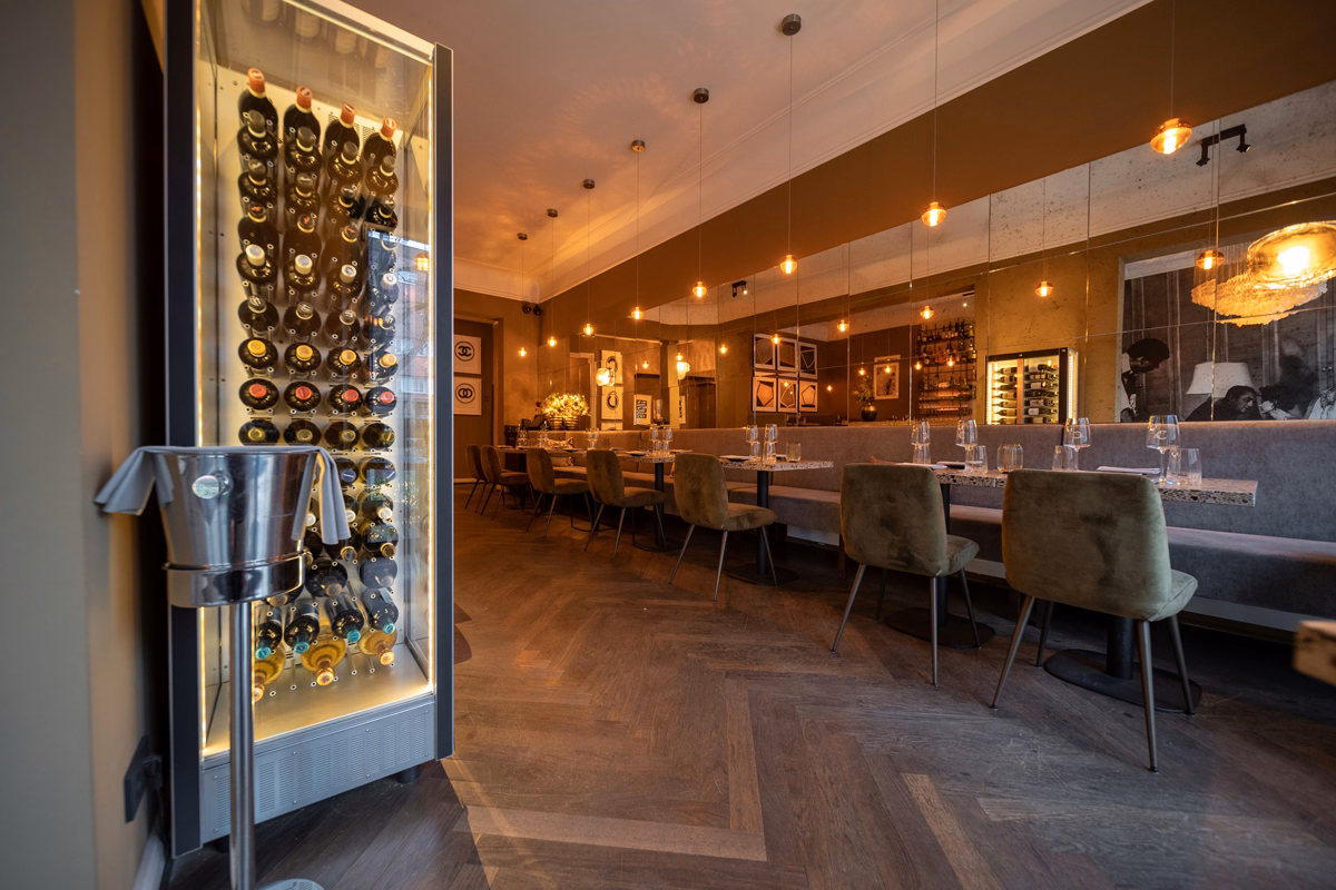 Gastraum mit beleuchtetem Weinregal
