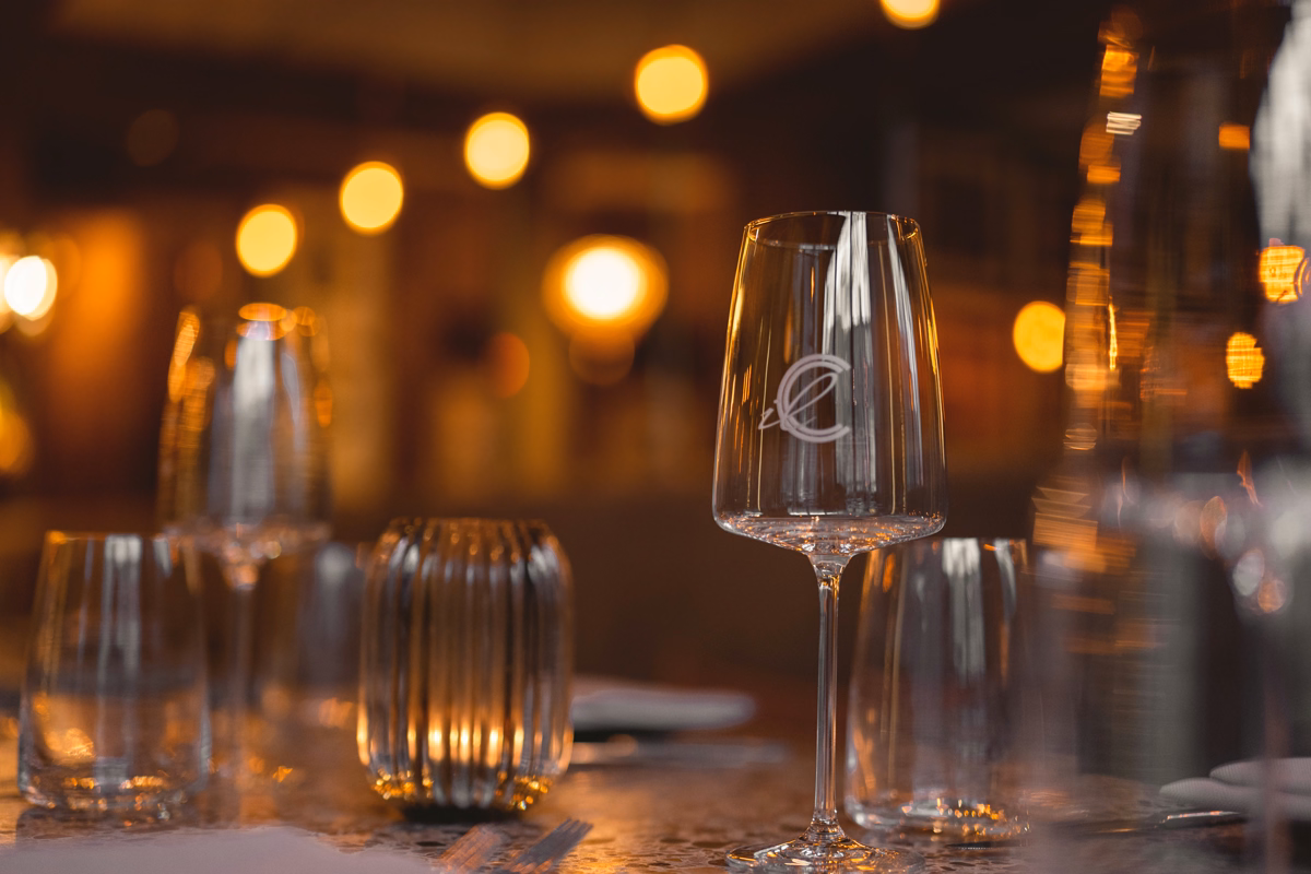 Gedeckter Tisch mit Weinglas