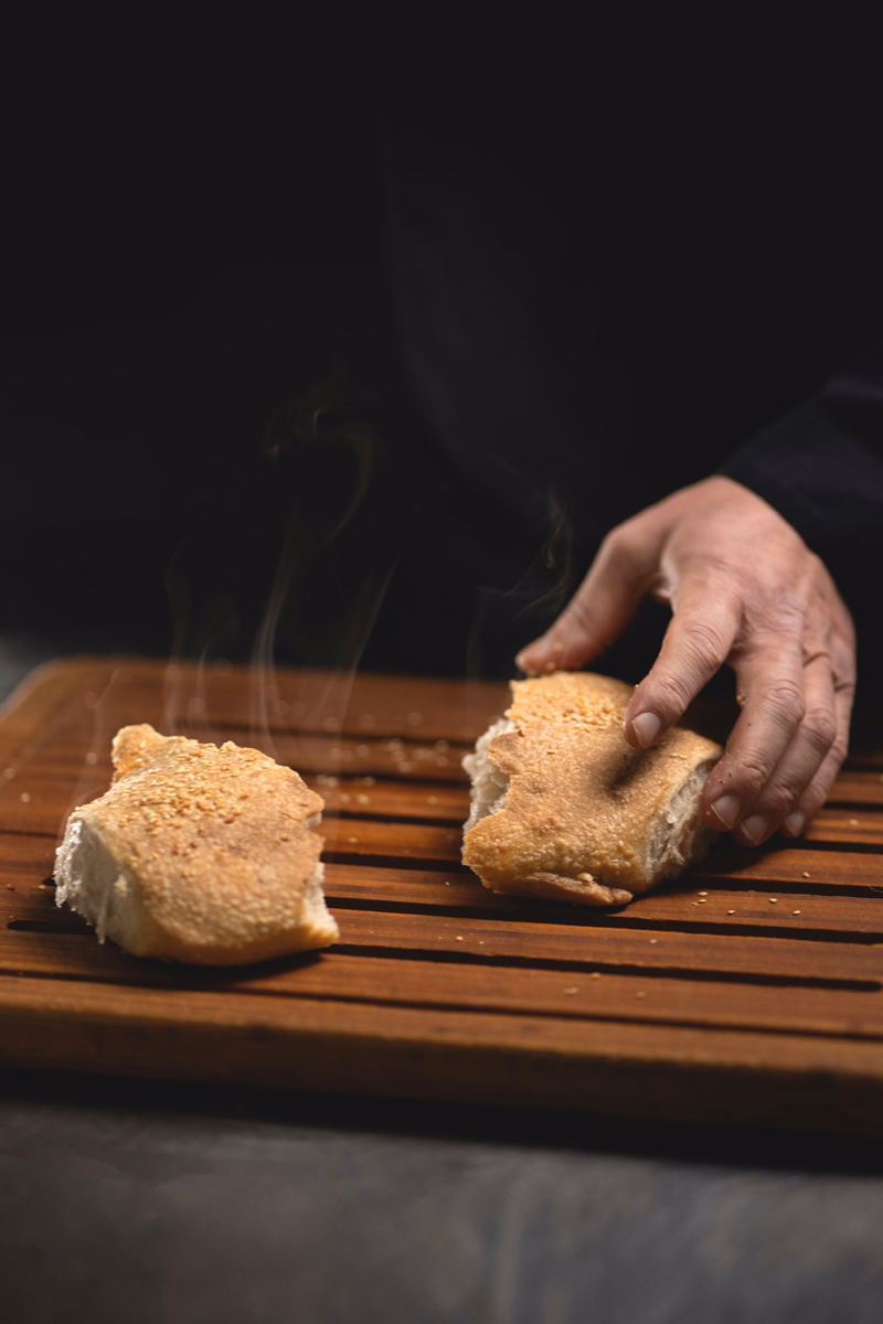 Frisch gebackenes Brot auf dem Holzbrett