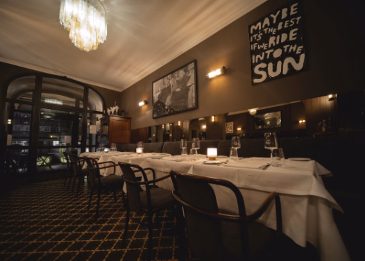 Festlich gedeckte Tafel im Restaurant