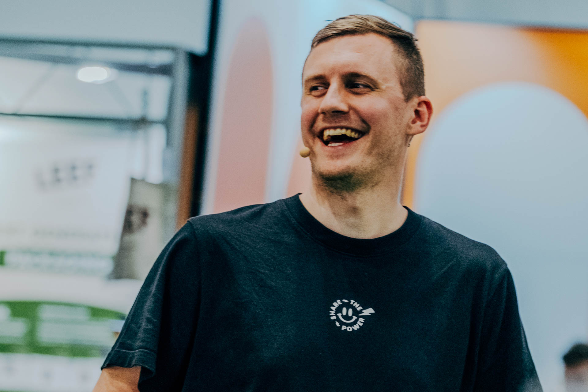 Moritz Eveding auf der Bühne bei einem Vortrag zu SOCHILI und skalierbarem Impact