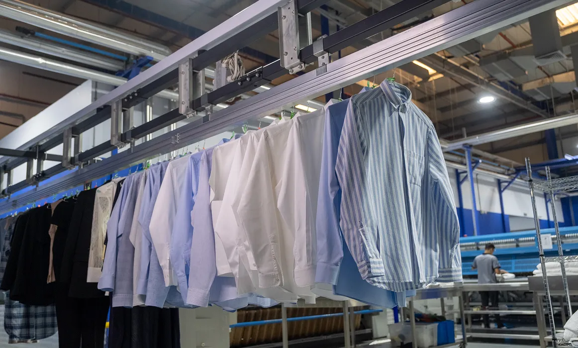 группа одежды на вешалке