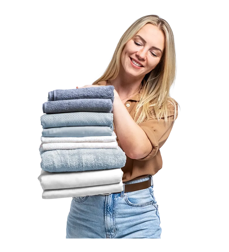 Женщина держит стопку полотенец