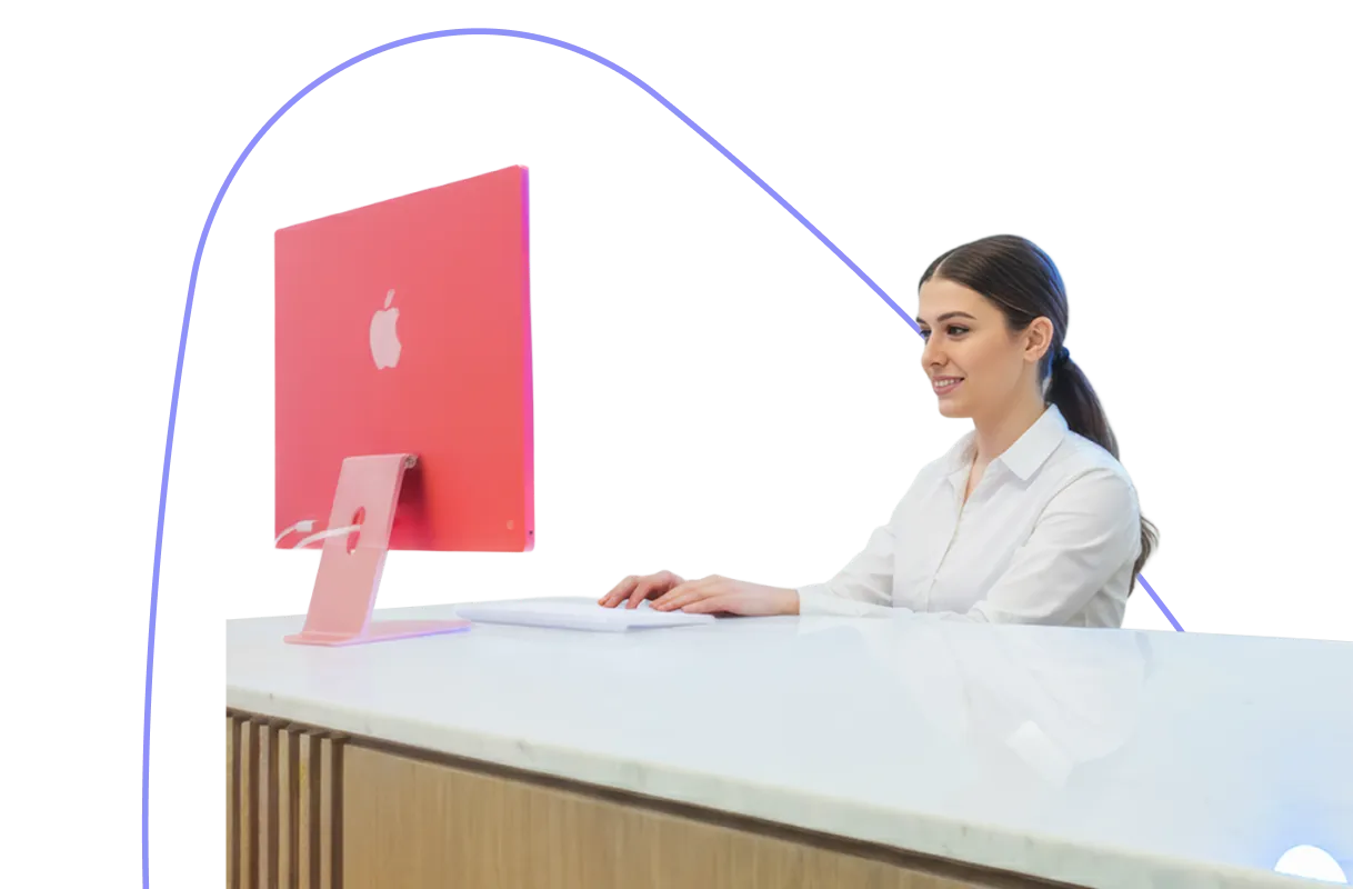 Женщина сидит за столом с компьютером