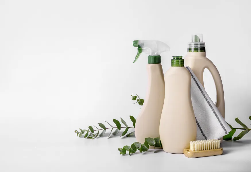 группа бутылок и щетка