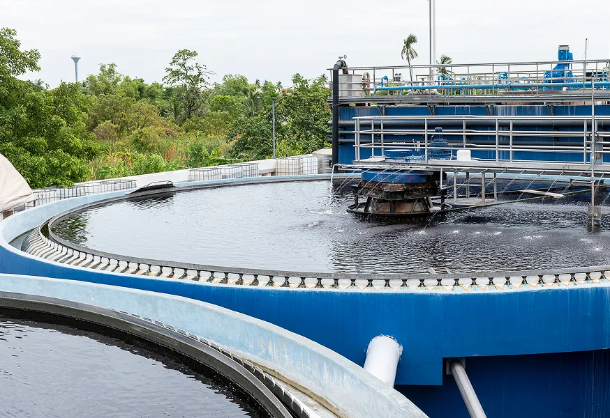 станция очистки воды с голубым круглым объектом