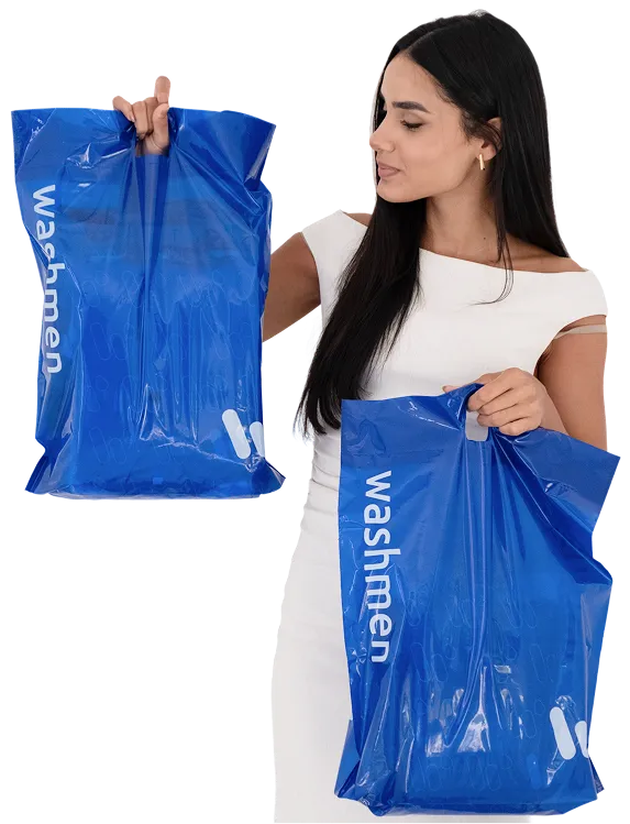 Женщина держит синий пластиковый пакет