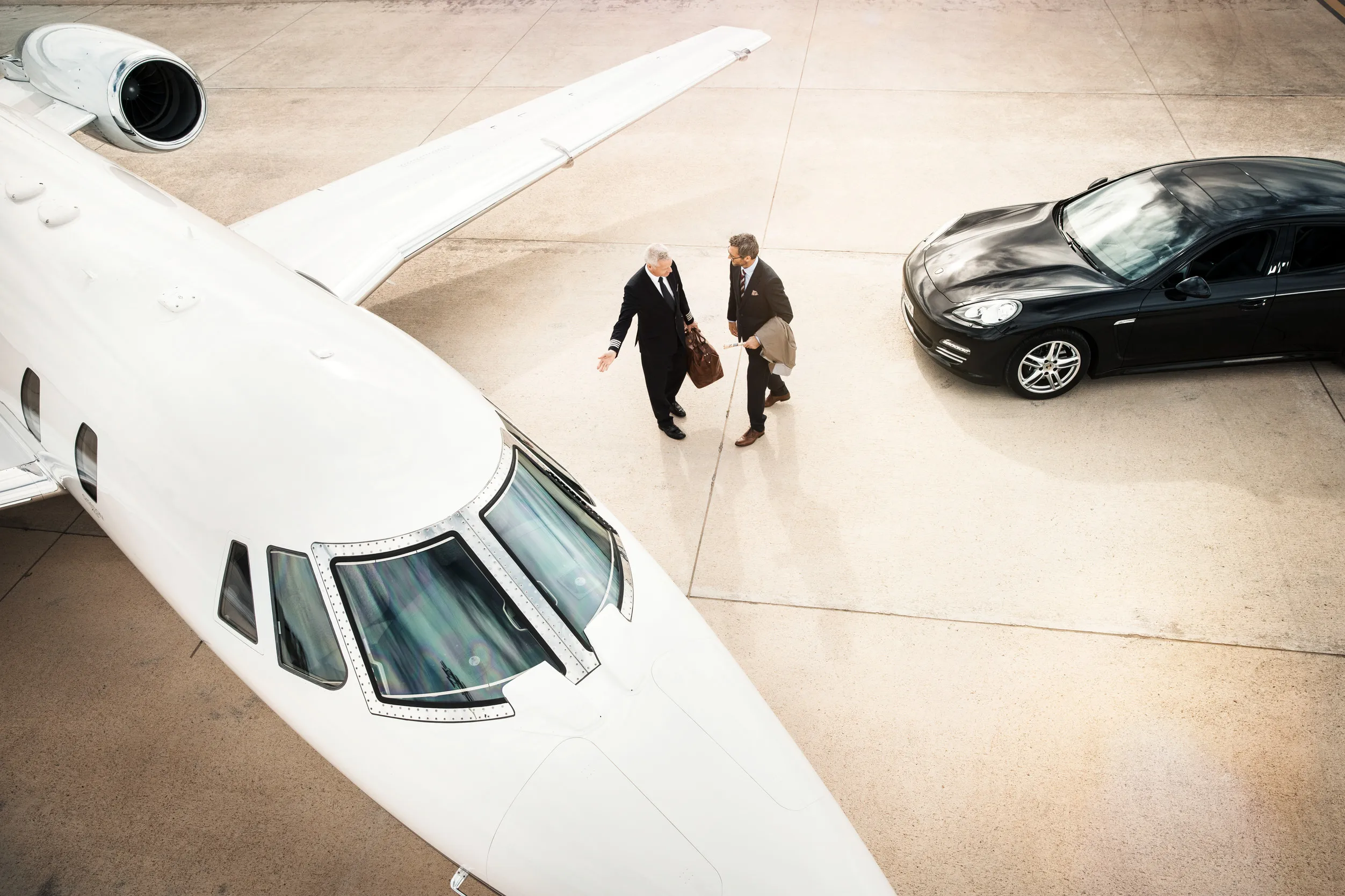 Une voiture avec chauffeur accueille un jet privé sur le tarmac