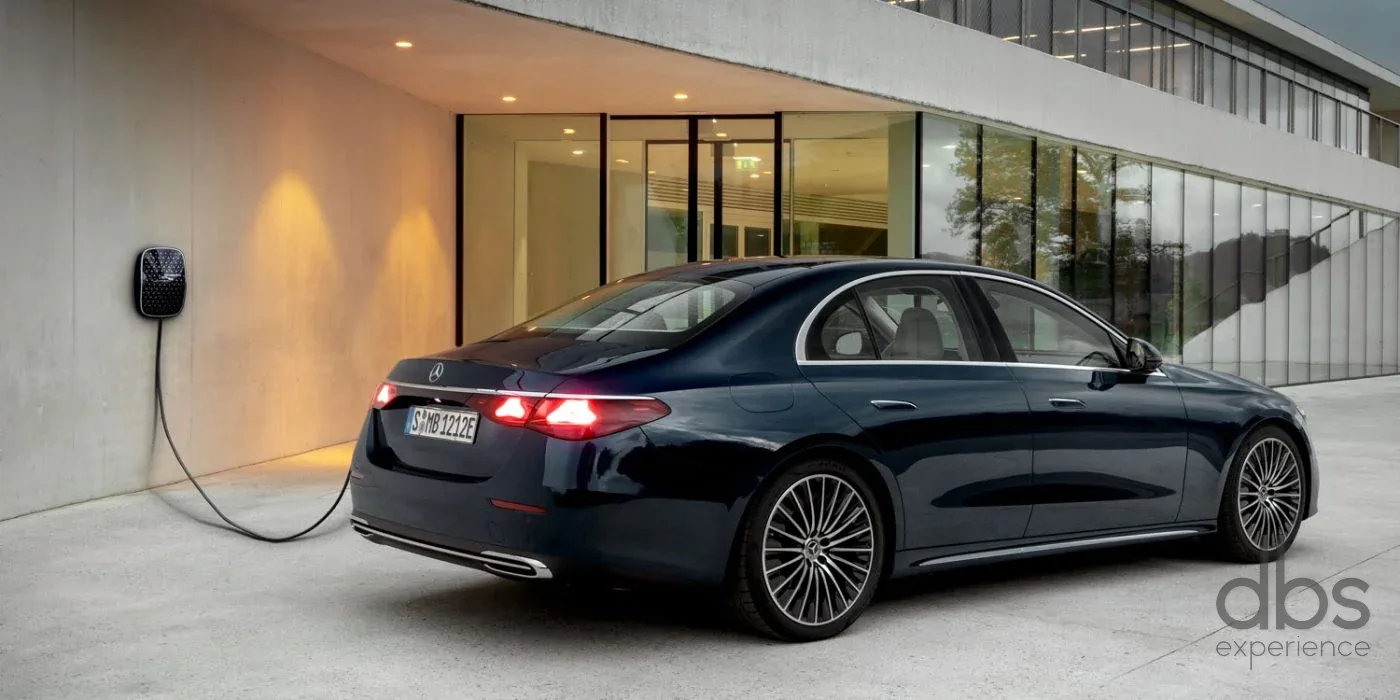 A Mercedes E-Class of the DBS EXPERIENCE fleet in Paris