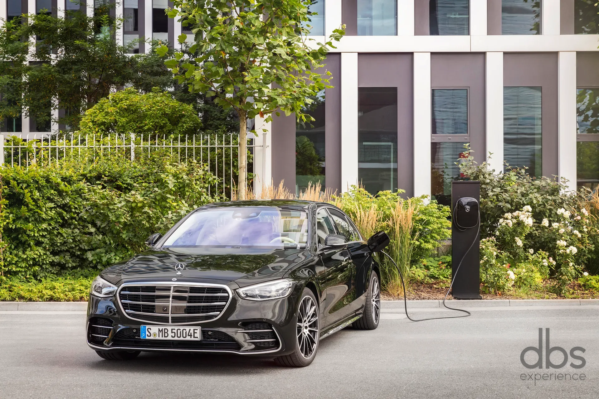 Plug-in hybrid Mercedes S-Class operated by DBS EXPERIENCE