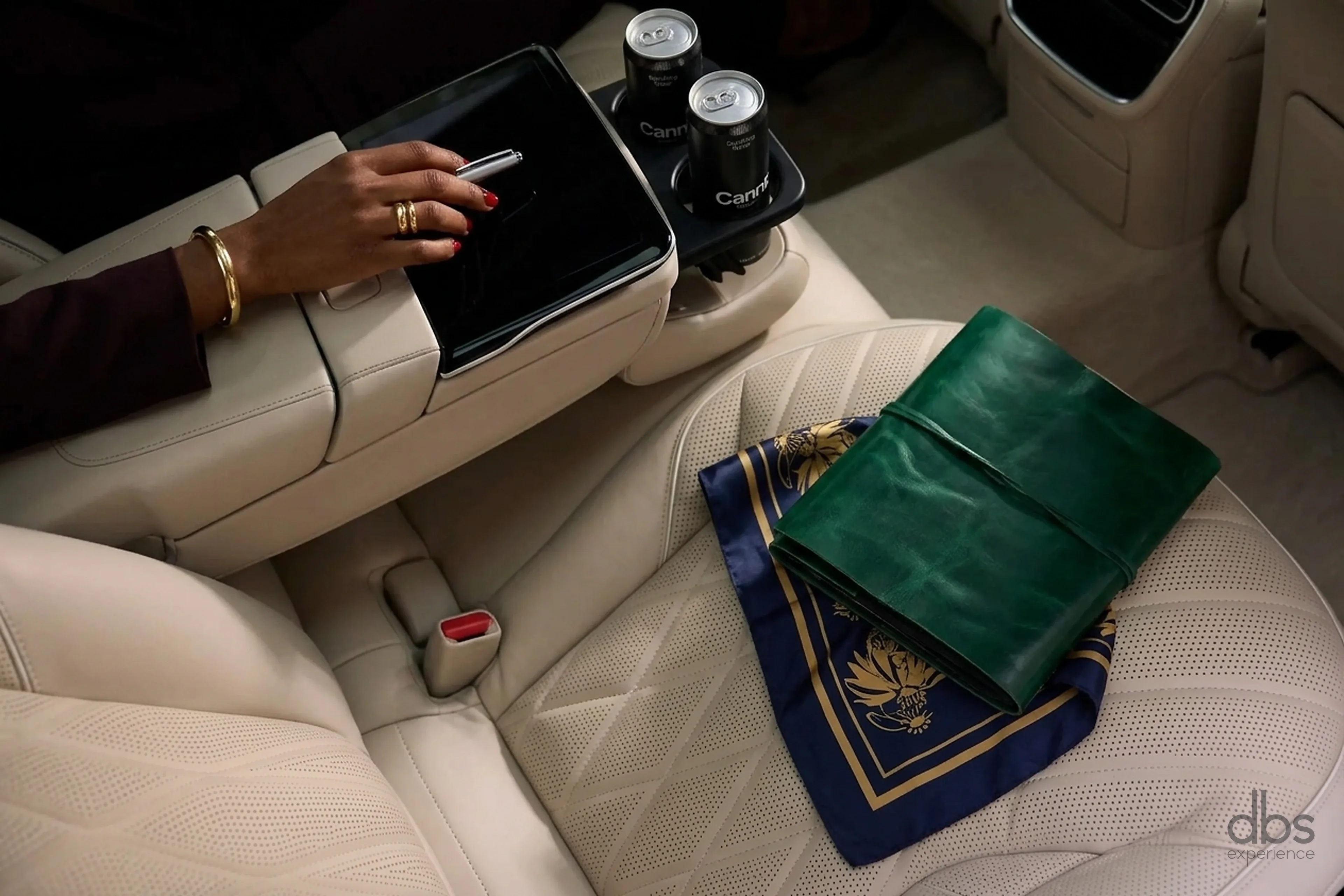 L'habitacle arrière d'une berline de luxe, cuir crème, console et rafraîchissements, aménagé pour travailler entre deux rendez-vous