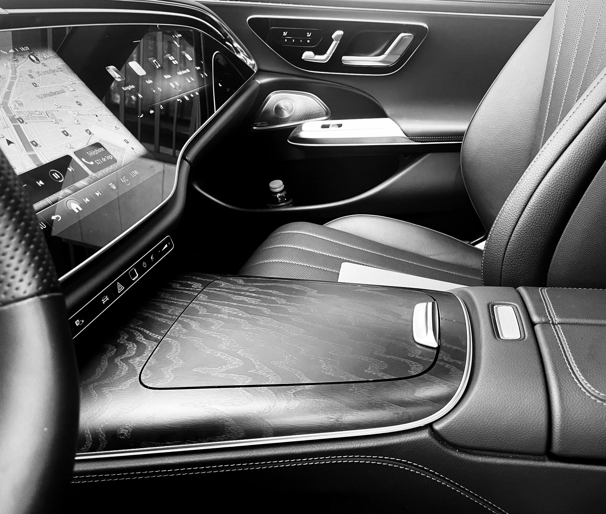 The centre console and screen of a Mercedes E-Class, chauffeur service in Paris, DBS EXPERIENCE