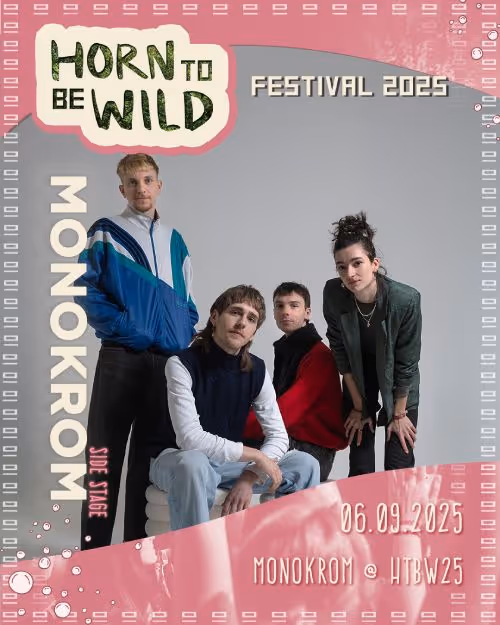 Die vier Mitglieder der Band Monokrom posieren in einem minimalistischen Studio vor hellem Hintergrund. Alle tragen unterschiedliche, teils sportliche oder lässige Outfits. Zwei stehen, zwei sitzen oder hocken in entspannter Pose. 