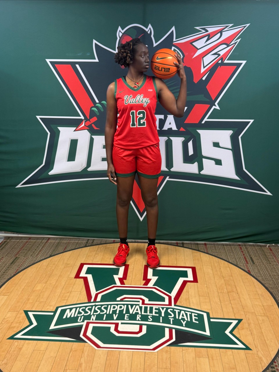 Narobi Lewis kissing basketball