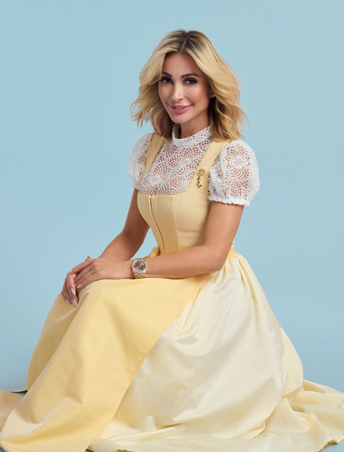 Dirndl München N°23403-80-36 <br> Bluse Leni in Weiß N°25371-2 