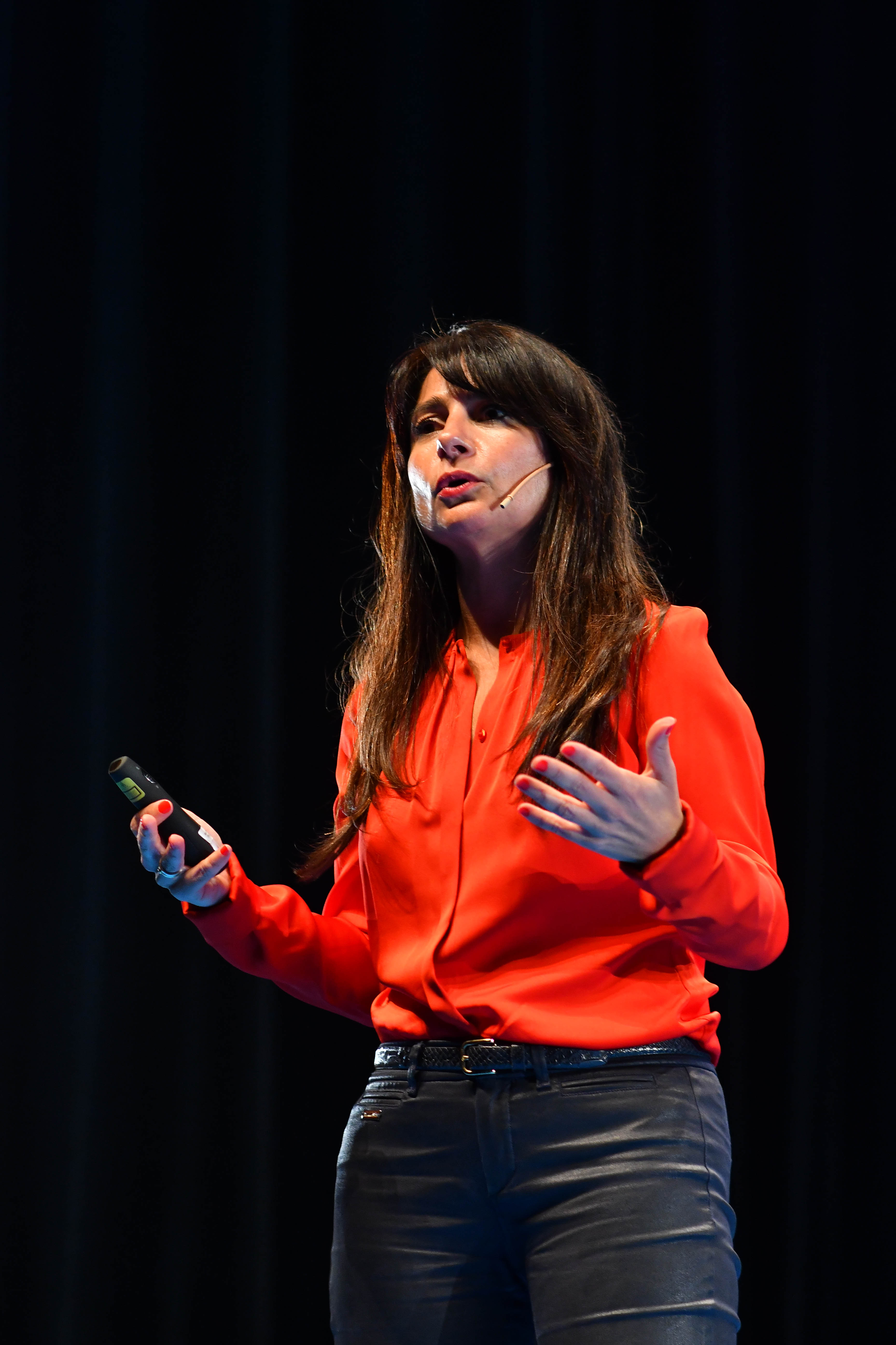 Fotografía de Beatriz Romanos en conferencia