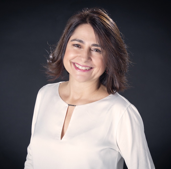 Fotografía de Beatriz Romanos de pie plano medio