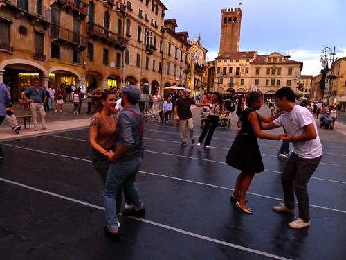 Warsztaty Lindy Hop w Bassano del Grappa, impreza na rynku.