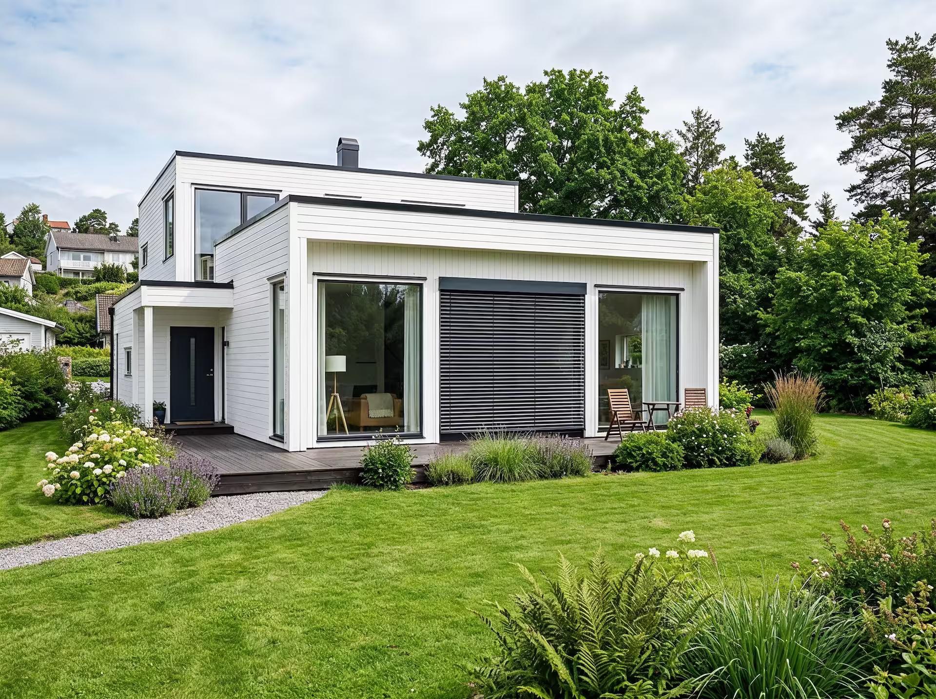 Monterte persienner og skråpersienner på hus